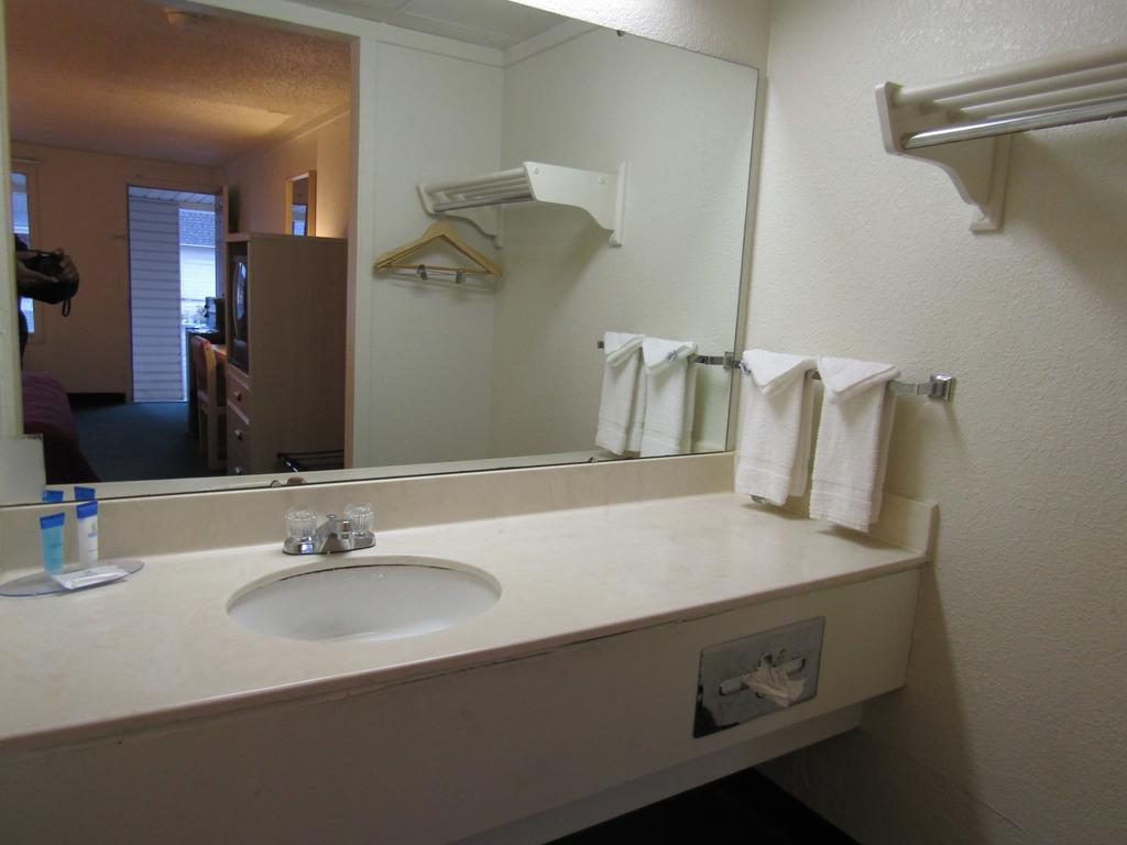 Austin Town Inn Austintown Eksteriør billede