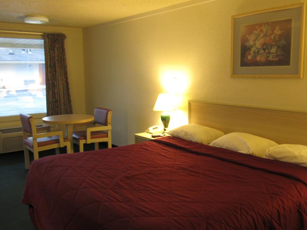 Austin Town Inn Austintown Eksteriør billede